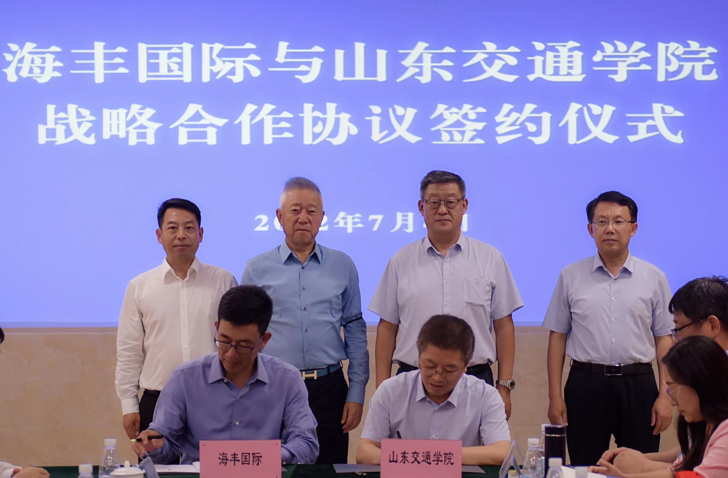 PG征途国际与山东交通学院签署校企合作协议2.jpg PG征途国际 51d7d3e0c5102df964b1413124de3c17